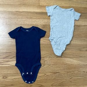 Baby boys short sleeve organic bodysuits